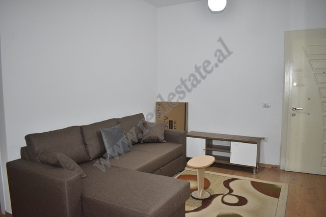 Apartament 1+1 per qira ne fillim te rruges Omer Nishani ne Tirane.
Apartamenti pozicionohet ne kat